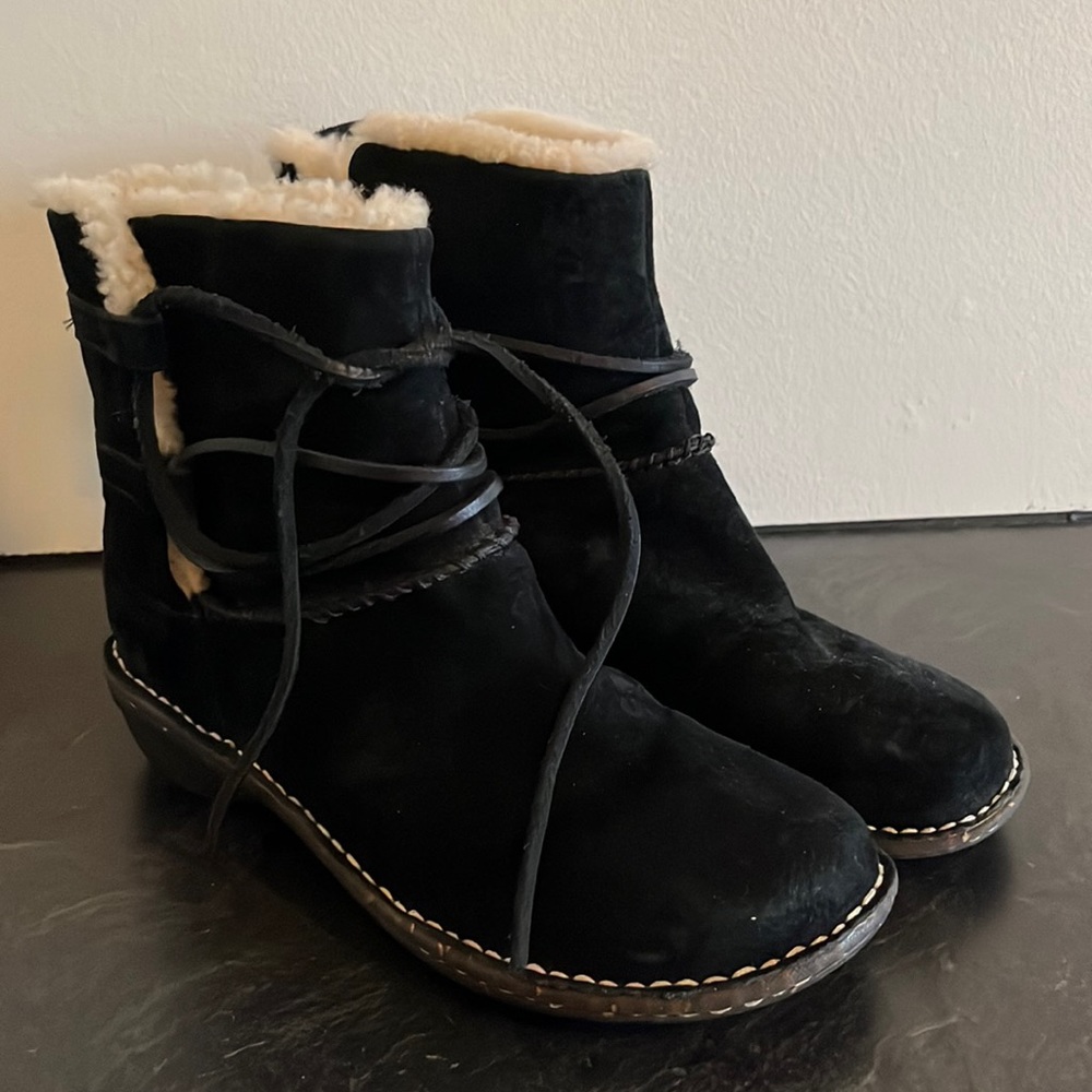 Ugg boots, black, barely worn (not even broken in) size 8